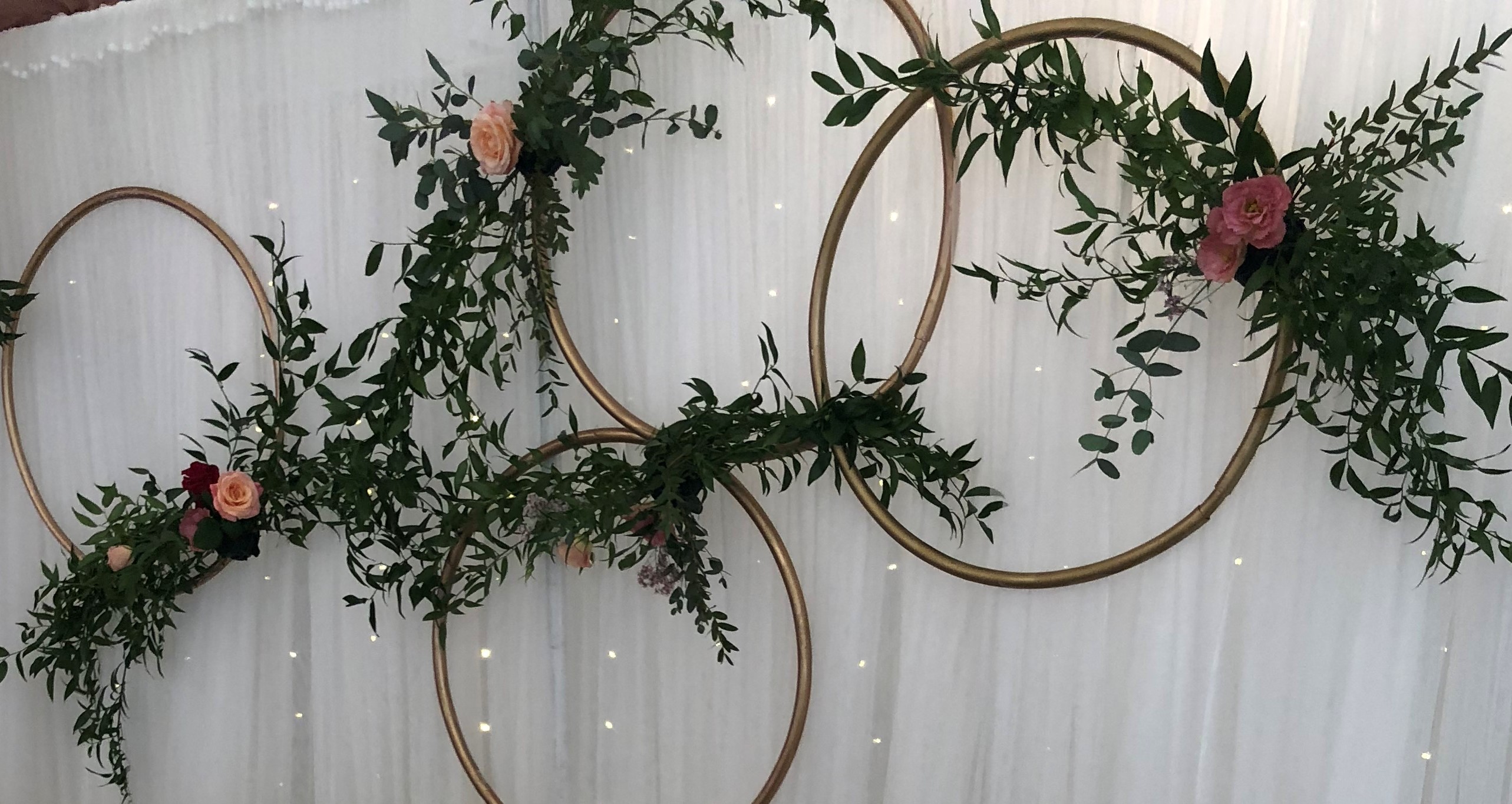 karika zöld ággal, virággal díszítve